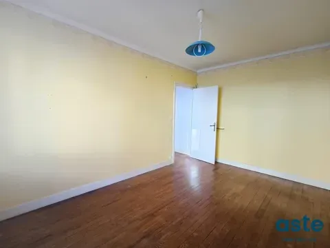 Rooms - 3-Bedroom Apartment with Potential in Brest's Triangle d'Or