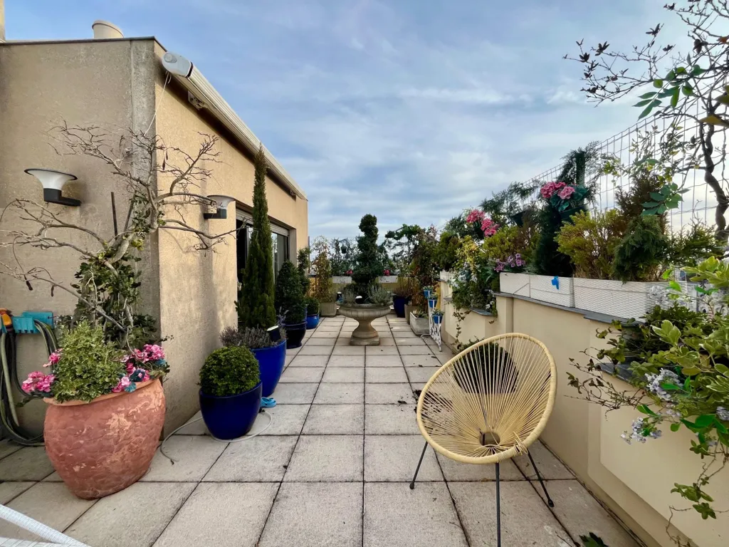 Terrasse - Luxury Apartment with Cathedral View in Reims