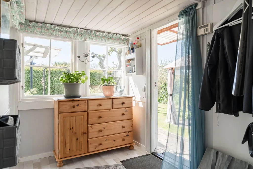 Esik - Cottage with Garden in Helsingborg's Popular Colony