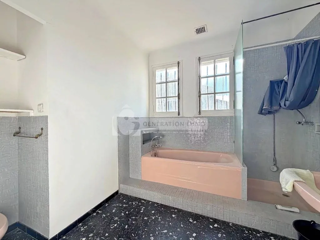 Salles de bain - Maison à Réaménager avec Garage à Arles