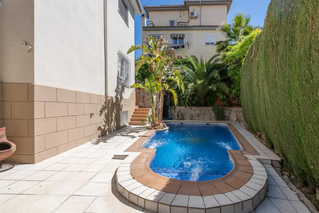 Bassein - Chalet with Pool and Terrace in Gojar