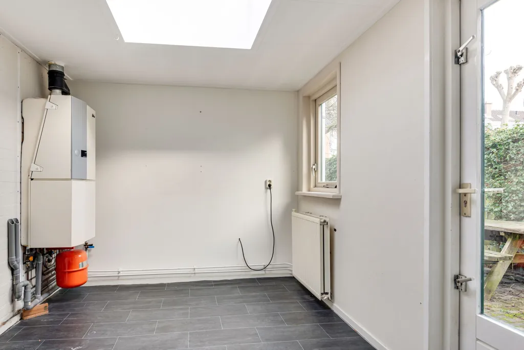 Pesuköök - Spacious Renovated Semi-Detached House in Heiloo