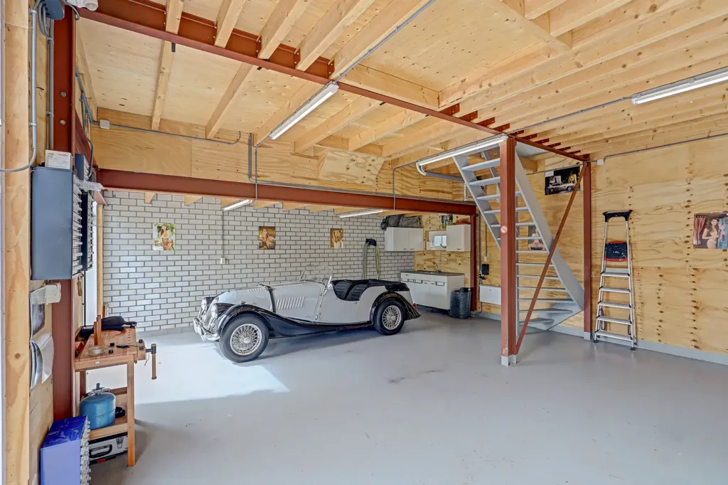 Garage - Spacious Detached House with Balcony in Nieuwdorp