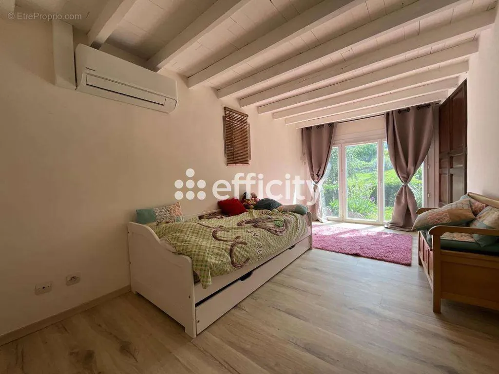 Magamistoad - Stone House with Garden in Privas Suburb