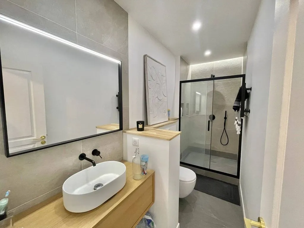 Vannitoad - 2-Bedroom Apartment with Sea View in Cannes
