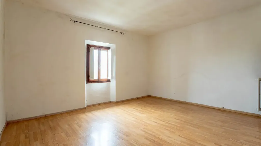 Pièces - Three-Bedroom Apartment with Garden in Signa