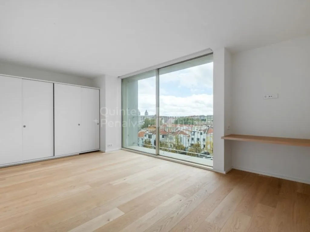 Pièces - Luxury Apartment with Golden Frames in Lisbon