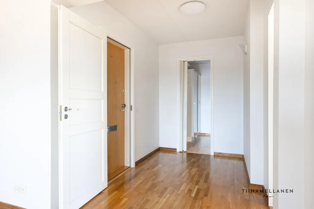 Esik - Spacious Corner Apartment with Balcony in Canal Area