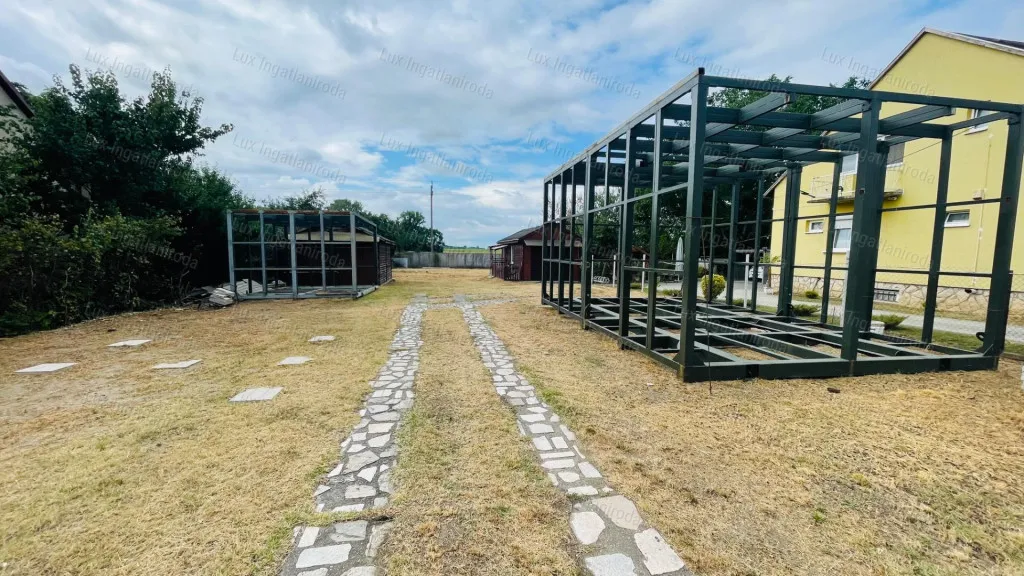 Aed - Construction Plot with Garages in Komárom