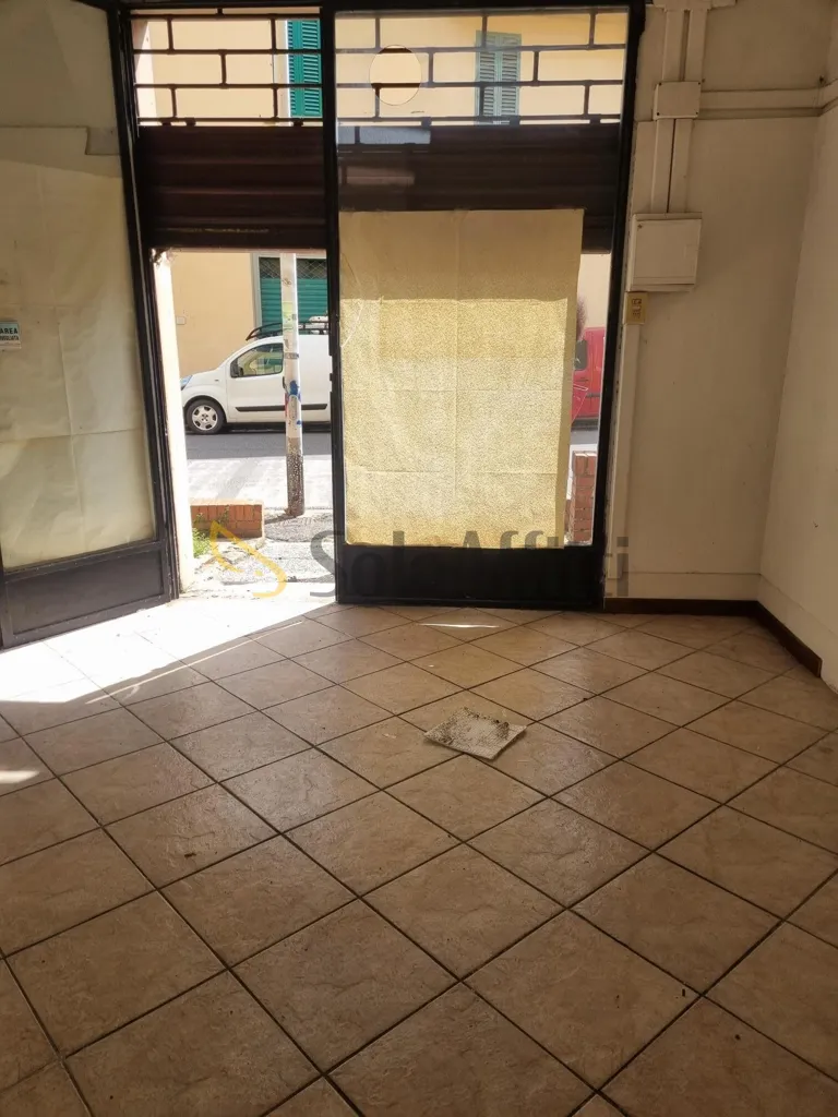 Pièces - Commercial Unit with Shop Front in Via della Casella