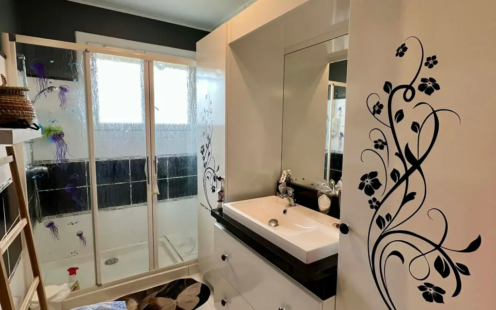 Salles de bain - Maison Plain Pied avec Jardin et Garage à Sauvian