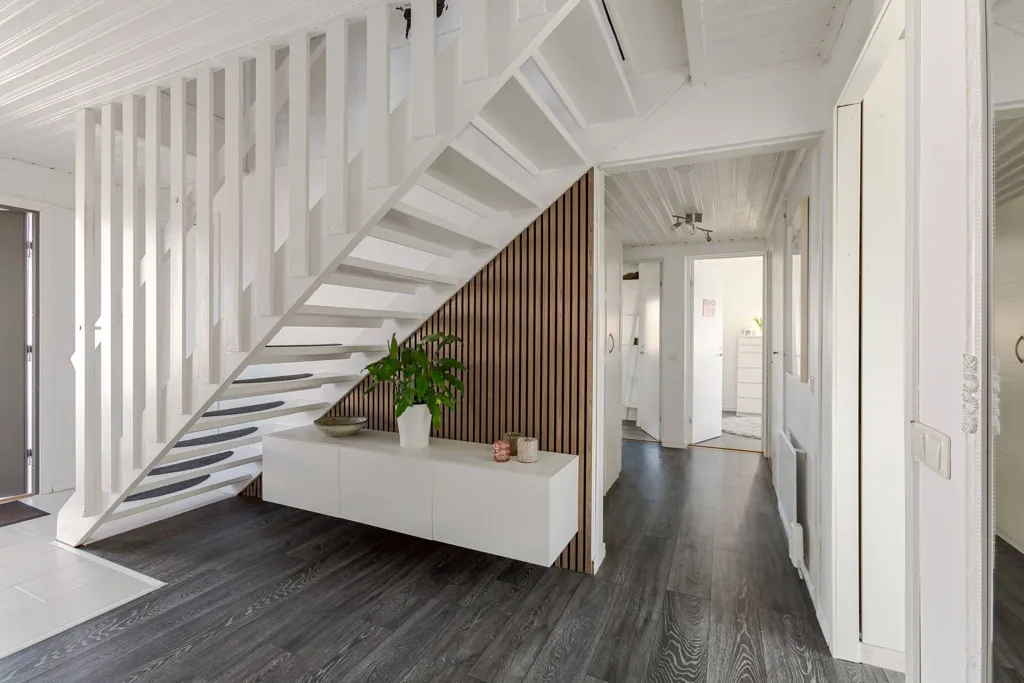 Entrée - Two-Storey House with Balcony in Jönköping