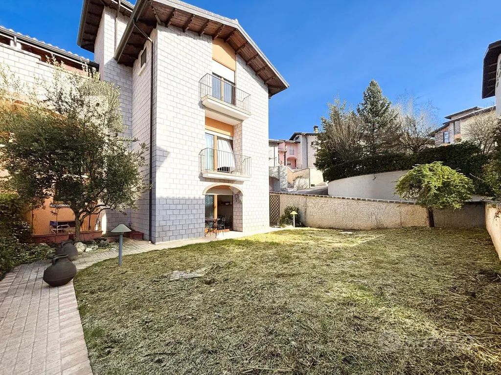Aed - Semi-Independent Villa with Garden in L'Aquila