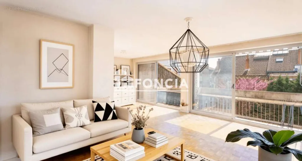 Soggiorno - Spacious T3 with Balcony in Central Location