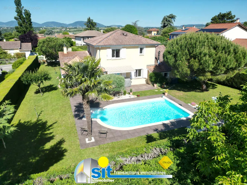 Vue aérienne - Villa avec Piscine et Jardin à Reventin-Vaugris
