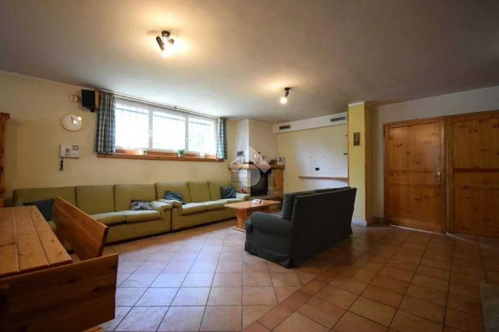 Living Room - Luxury Villa with Private Garden in Brugherio