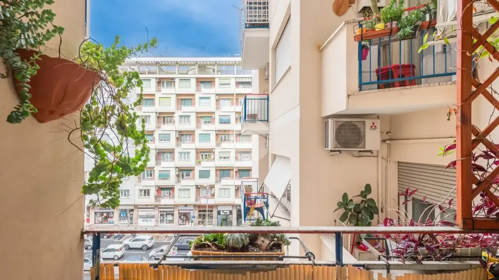 Balcon - Triplex with Balcony in Central Rome