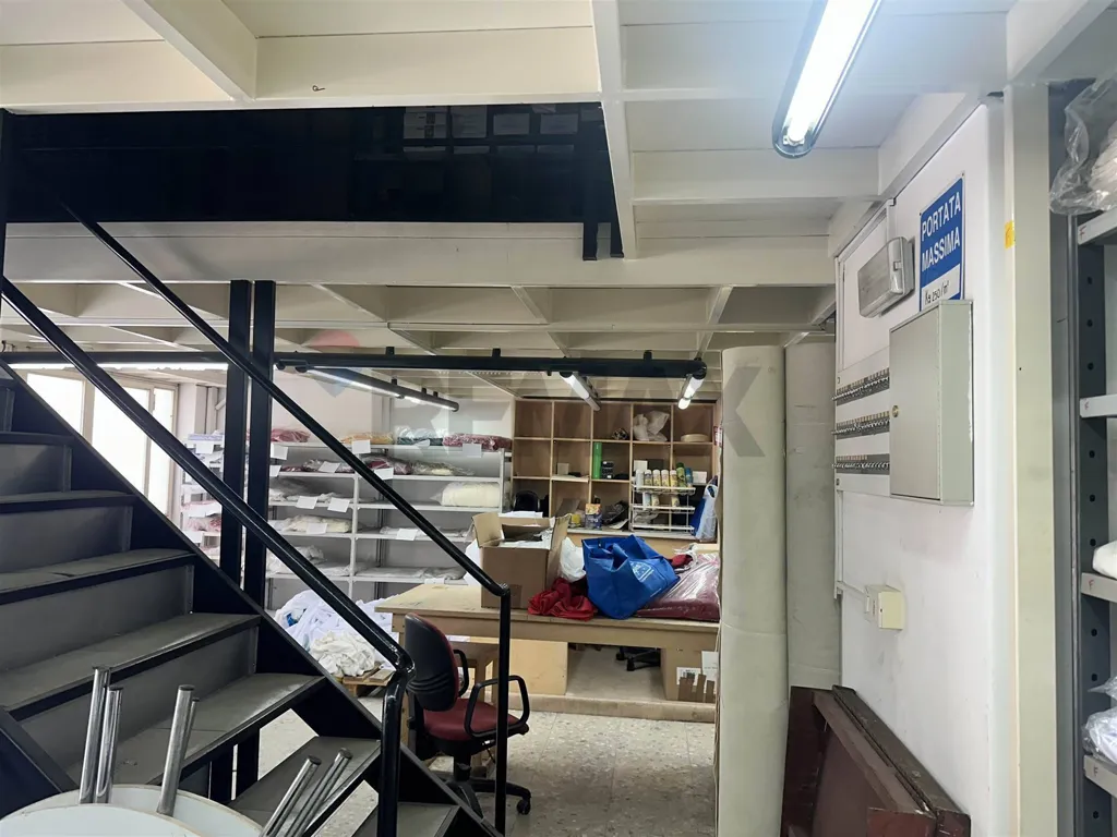 Pièces - Commercial Space with Terrace in Catania