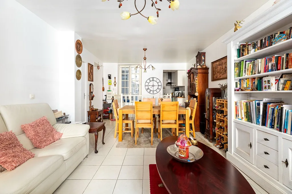 Séjour - Appartement Atypique sur 2 Niveaux à Paris 15