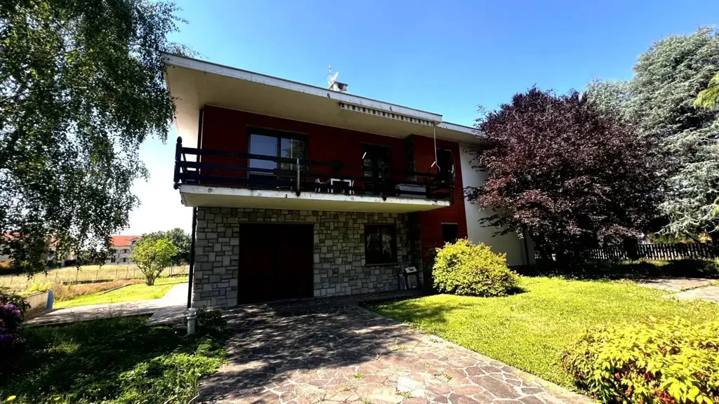 Välivaade - Villa with Edificabile Potential in Bernareggio