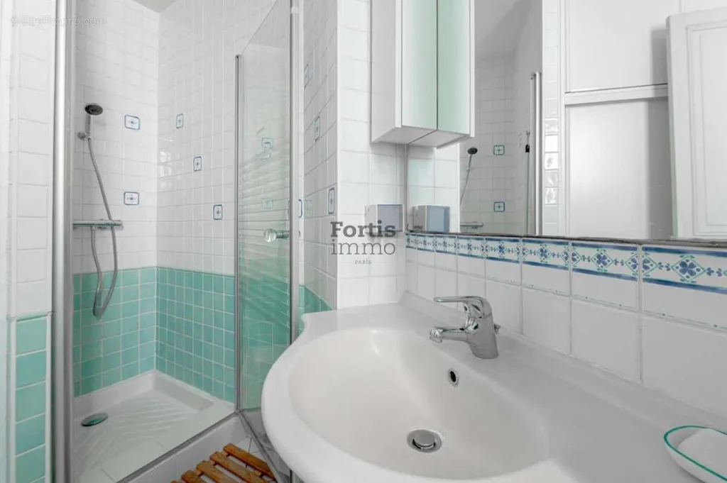 3-toaline maja asukohas Paris-13e