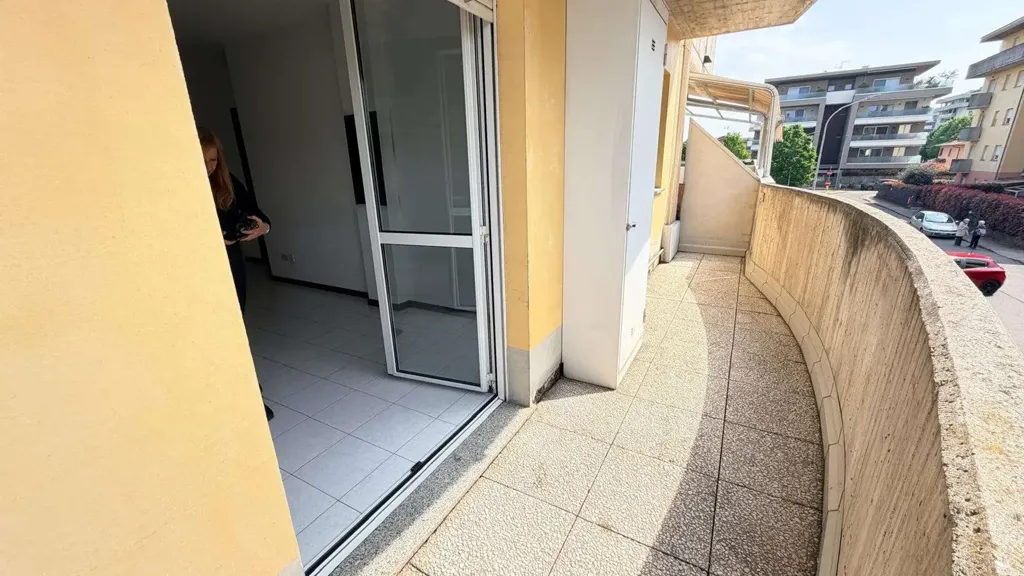 Balcon - Twin-Storey Apartment with Balcony in Dalmine