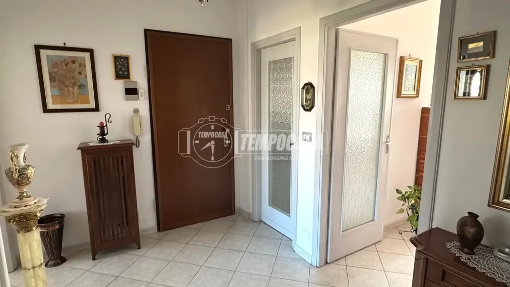 Esik - Rearranged Apartment with Balcony in Collegno