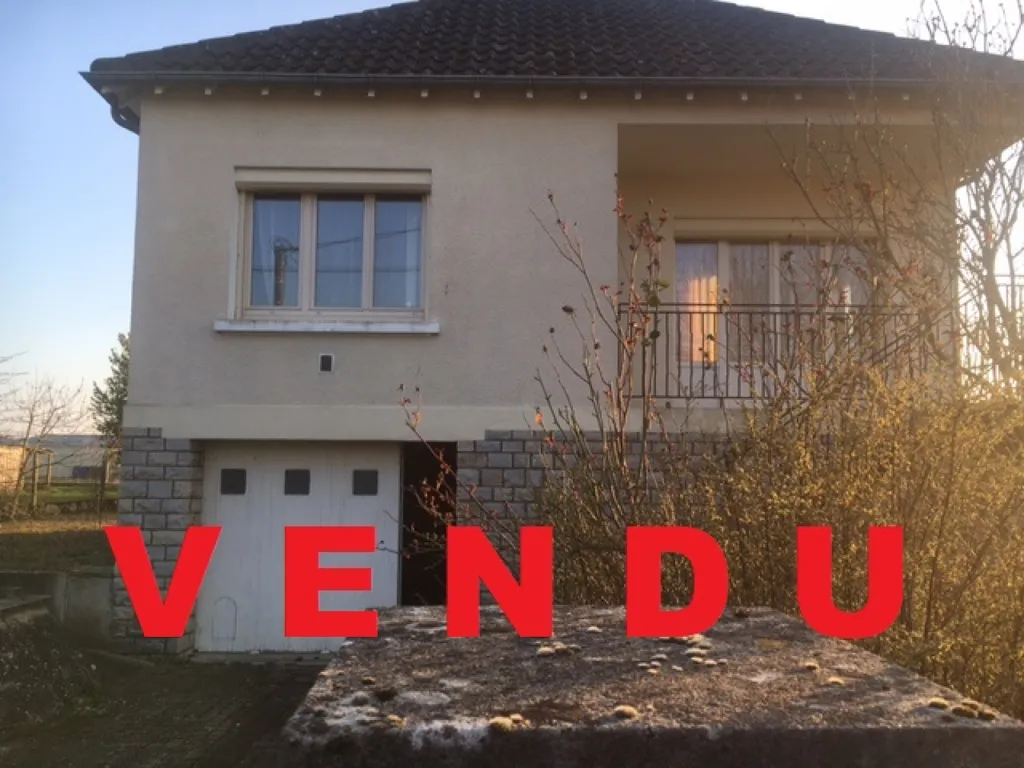 Välivaade - Traditional House with Balcony in Baugy Centre