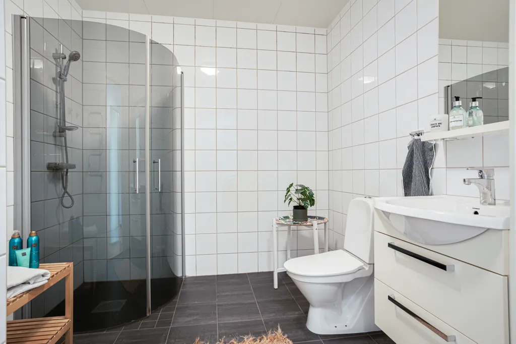 Salles de bain - Modern Parhouse with Garden in Mölnlycke