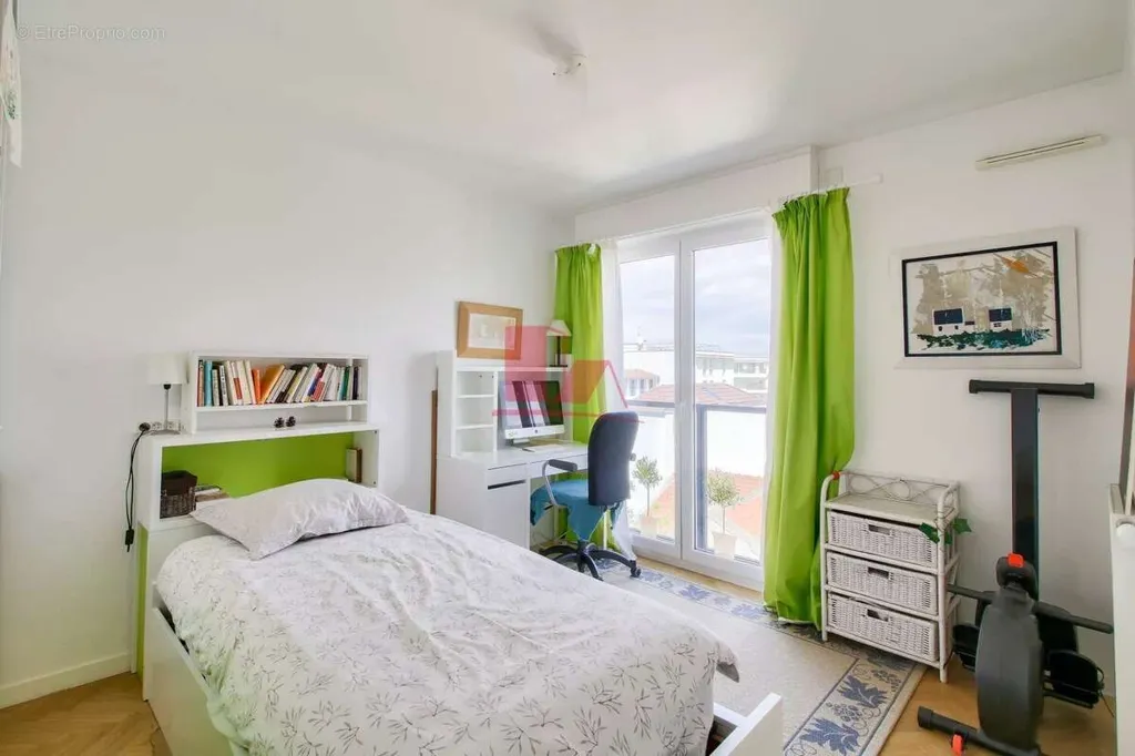 Chambres - Appartement 5 Pièces avec Balcon à Vanves