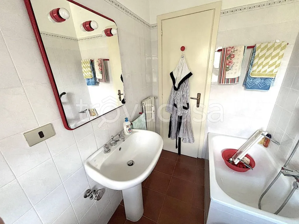 Vannitoad - Three-bedroom Apartment with Balcony in Oulx