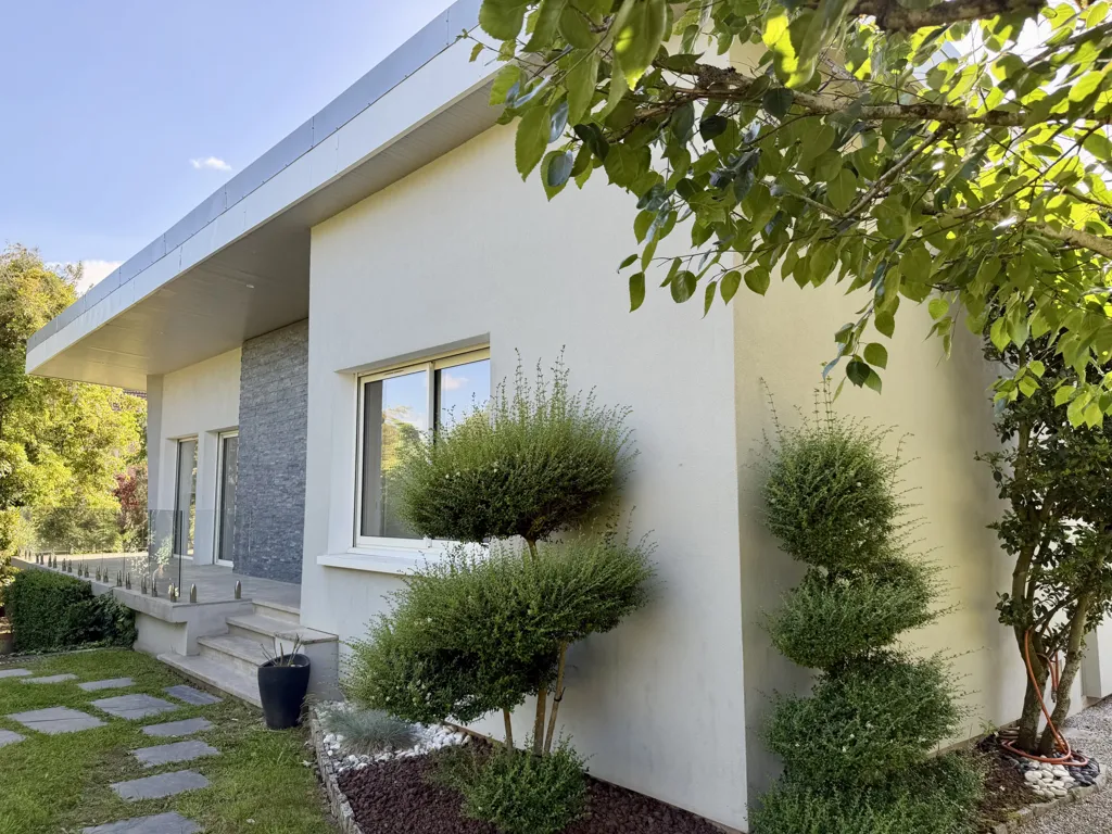 Esterno - Architect-Designed House in Chauffailles Town Centre