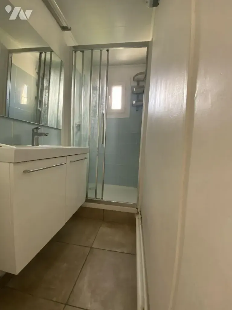 Salles de bain - Maison à Deux Logements avec Jardin à Nansouty, Bordeaux