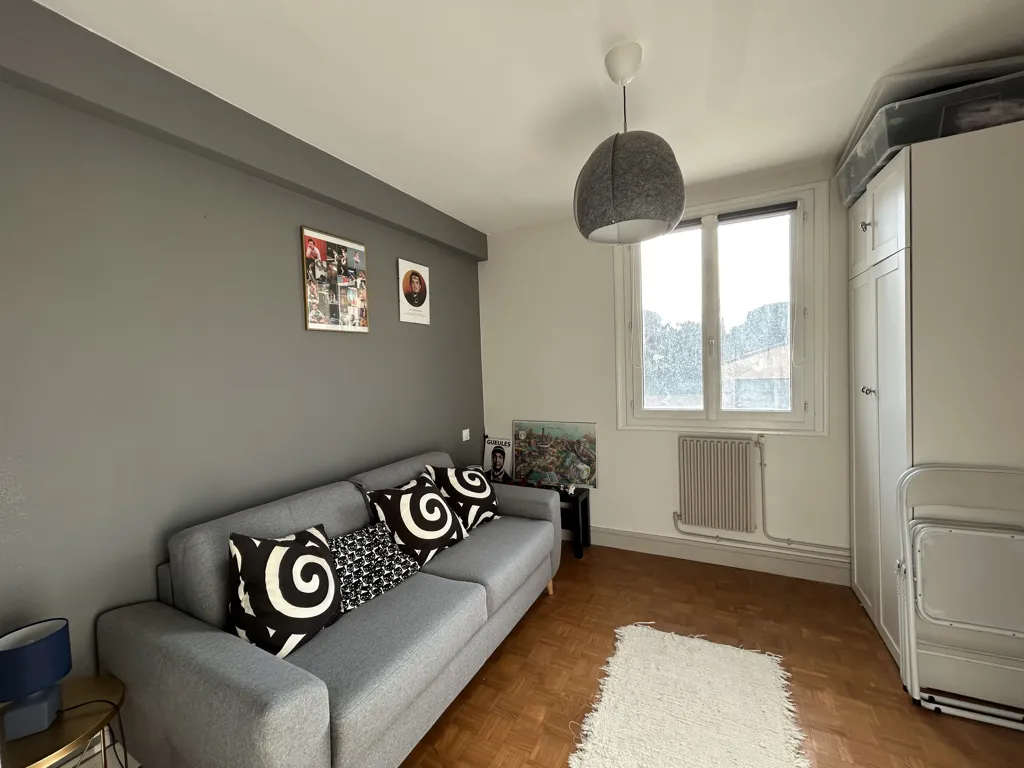 Soggiorno - Renovated Apartment with Balcony in Minimes
