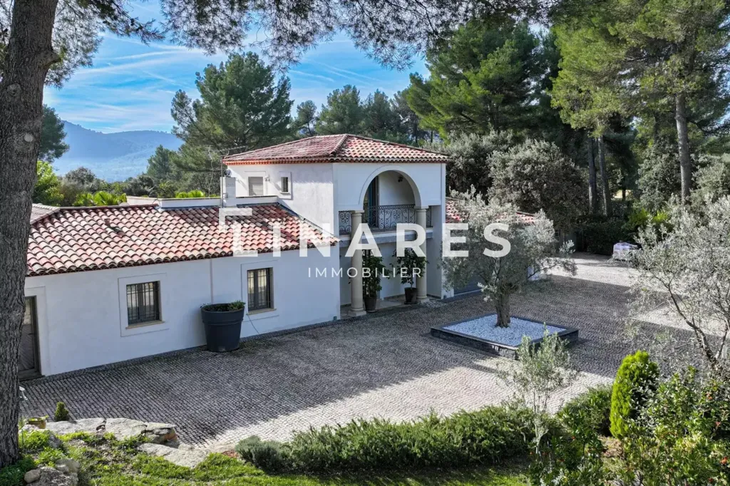 Välivaade - Villa with Pool and 28,000 m² Park in Llinares