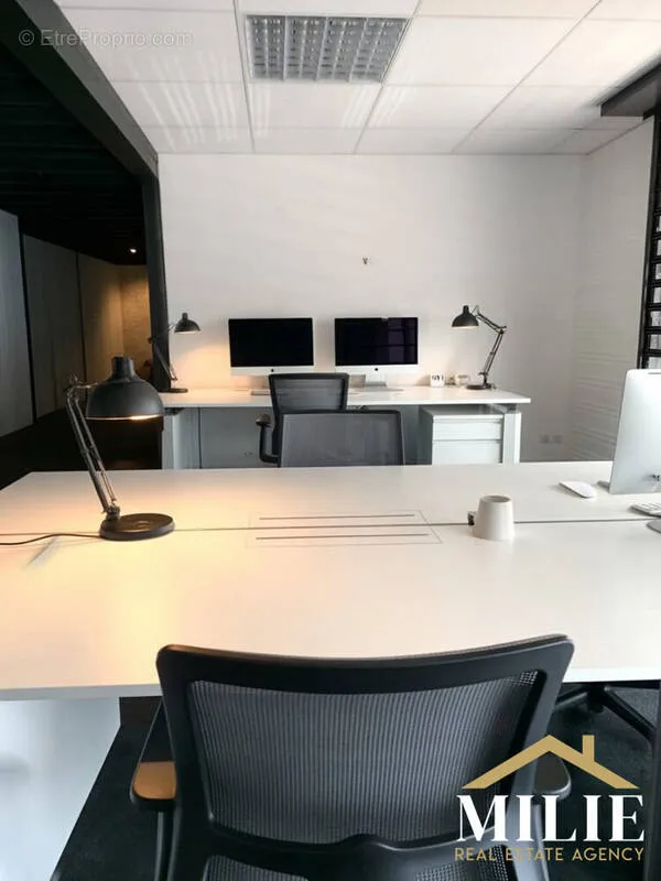 Bureau - Bureaux en rez-de-chaussée avec accès direct à La Seyne-sur-Mer