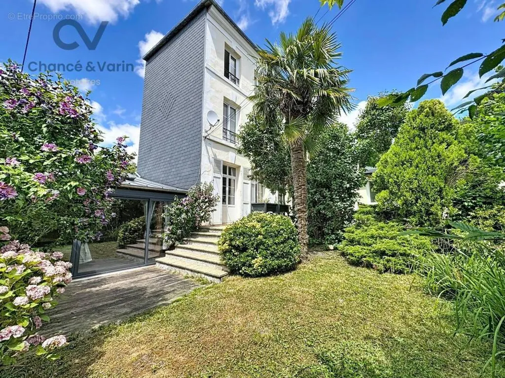 Giardino - Restored House with Garden near Lisieux Centre
