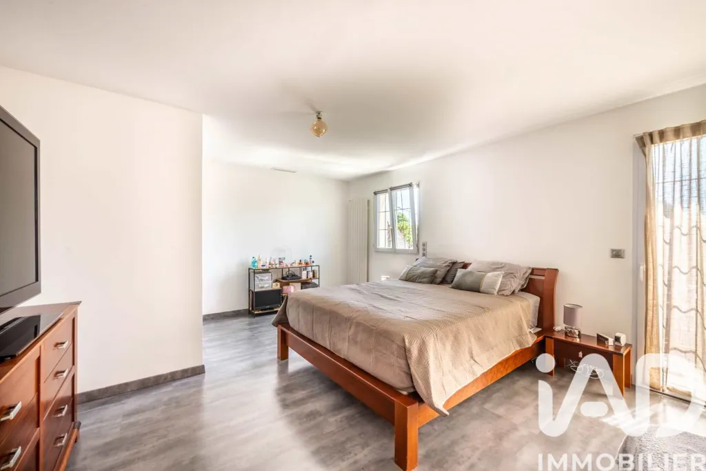 Chambres - Maison de 8 Pièces avec Terrasse et Jardin