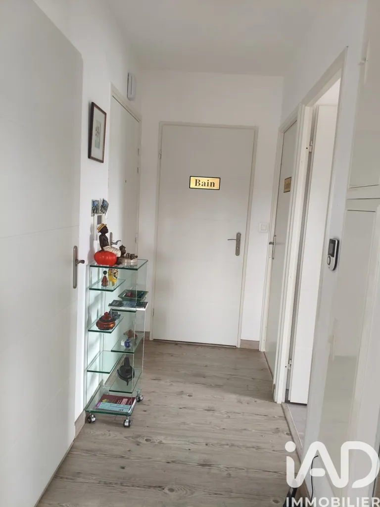 Esik - Modern Flat with Balcony in Neuville-en-Ferrain