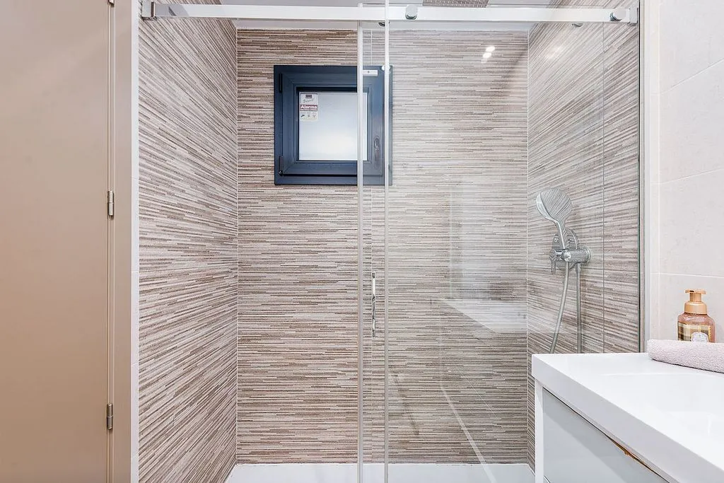 Bathrooms - Apartment with Pool and Sea View in Infinity View
