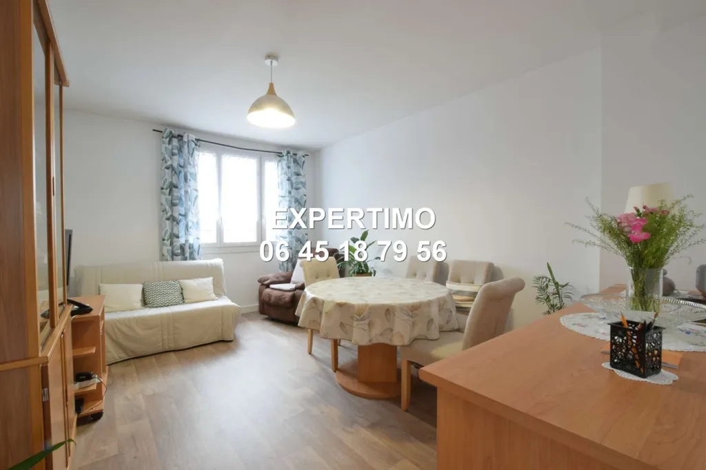 Séjour - Appartement Rénové avec Balcon et Vue Montagnes à Voiron