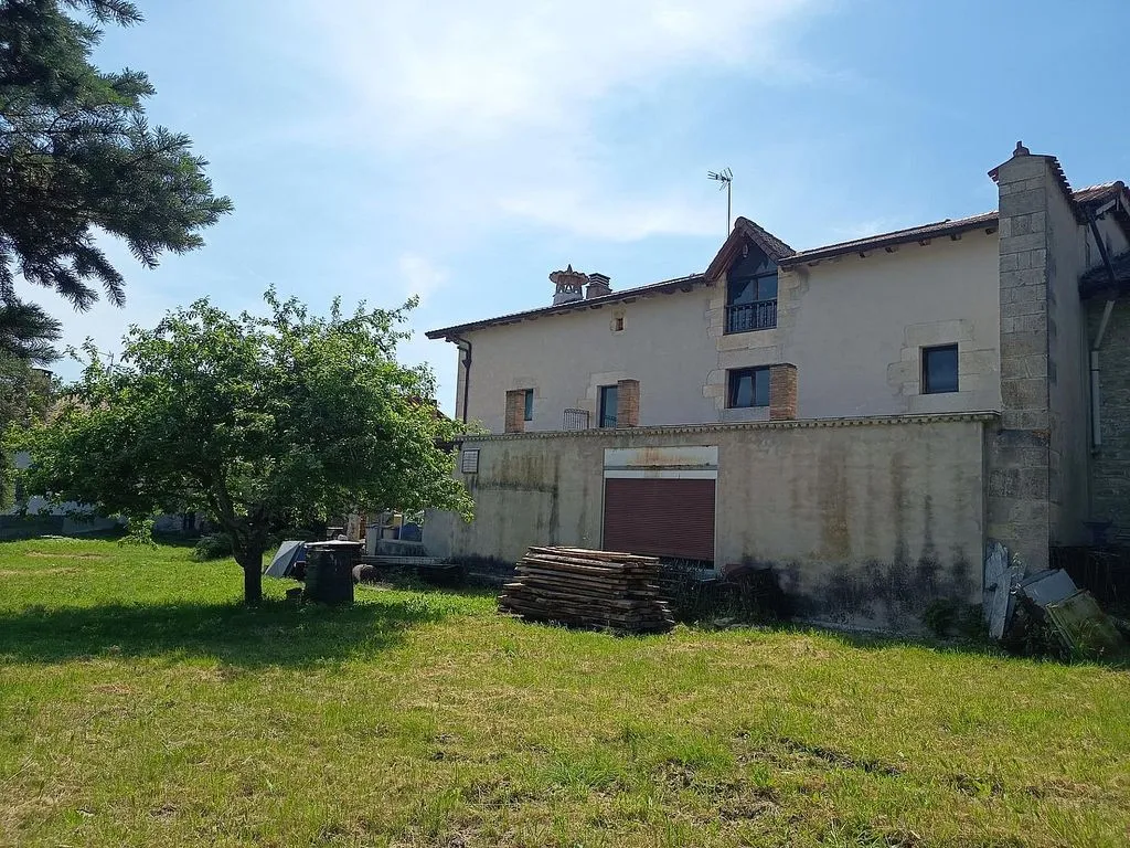Exterior - Palatial House with Garden in Larumbe