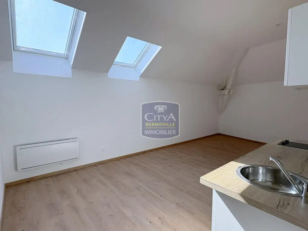 Pièces - Studio Récent avec Cuisine Aménagée à Saint-Quentin