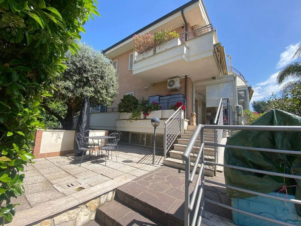 Terrazza - Luxury Villa with Private Garden in Rome