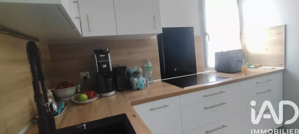 Kitchen - 4-Bedroom Apartment with Terrace in Chelles