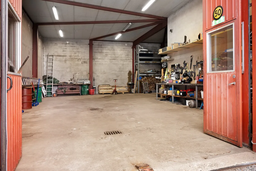 Garage - Villa with Workshop in Idyllic Setting