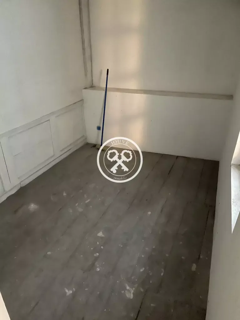 Rooms - Commercial Building with Courtyard in Troyes Centre