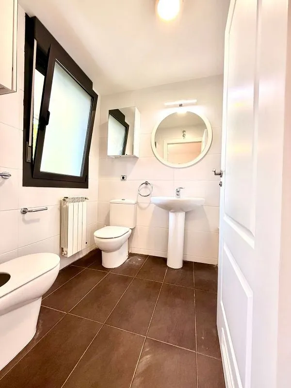 Bathrooms - Terraced Semi-Detached House in Aranguren