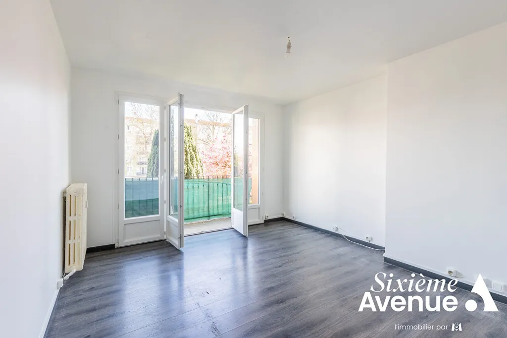 Toad - 3-Bed Flat with Balcony in Viry-Châtillon