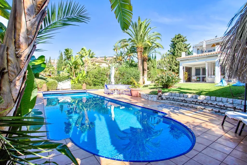 Piscine - Detached Villa with Pool in Marbella's Casco Antiguo